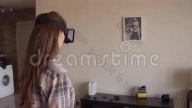 年轻的黑发女人在家里用她的VR面具。 <strong>实惠</strong>的虚拟现实眼镜在行动.. 4Ksteatam视频